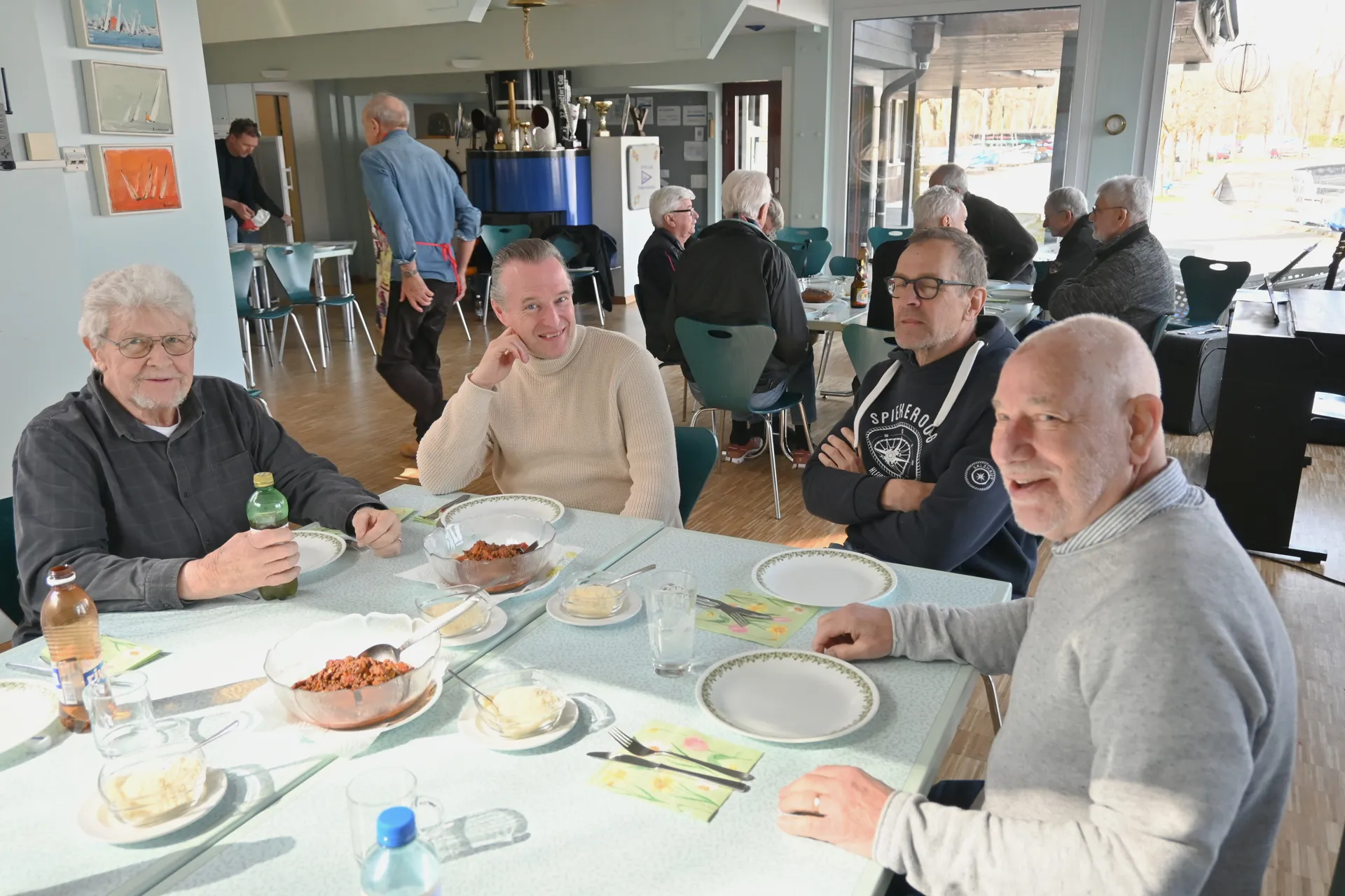 Die Crew beim Mittagessen