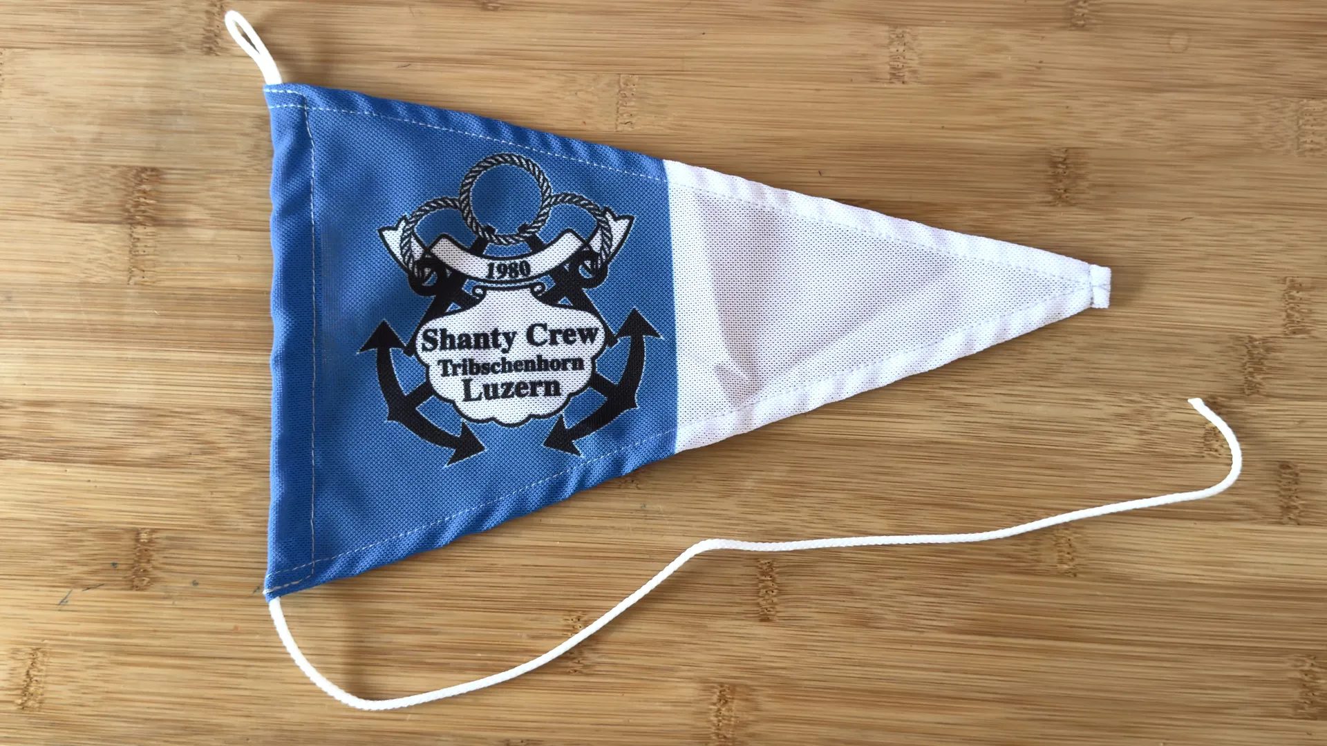 Shantycrew-Wimpel
Grösse: L 31 cm - H 19 cm
Preis: CHF 25.-
